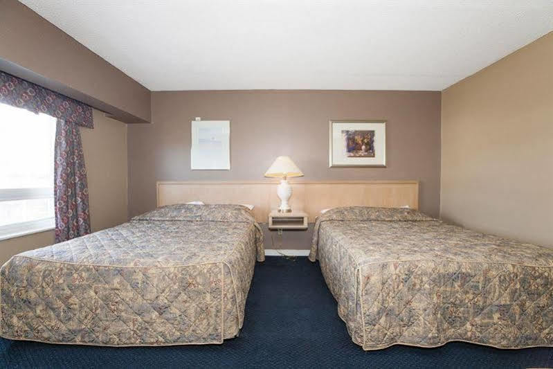 Rodeway By The Falls Hotel