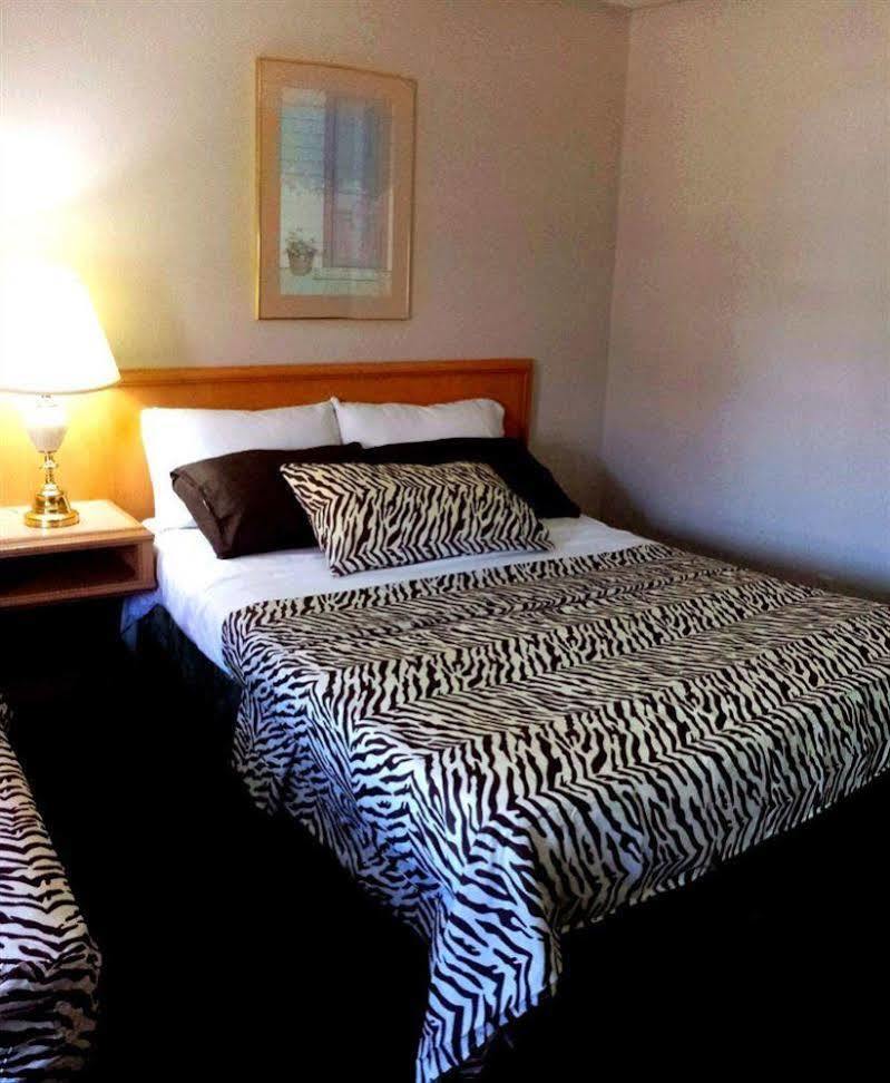 Rodeway By The Falls Hotel 2*
