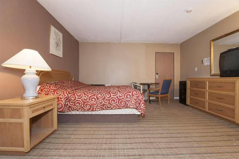 Rodeway By The Falls Hotel 2*