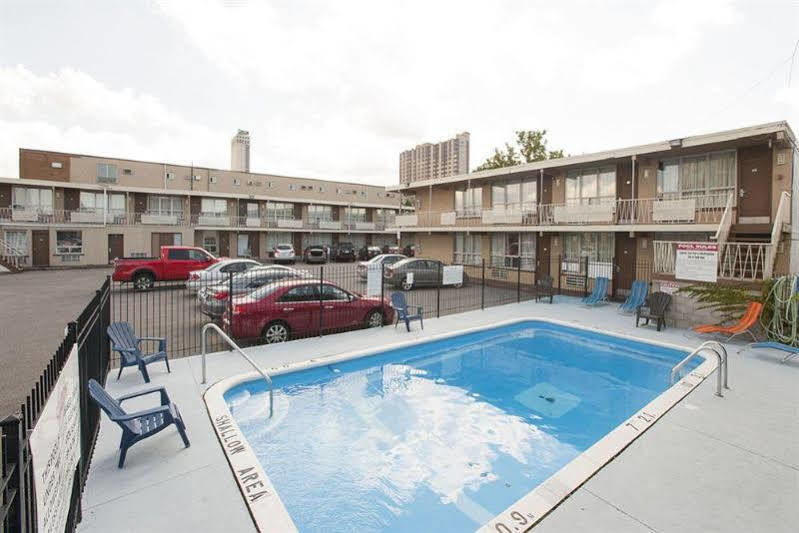 Hotel Rodeway By The Falls 2*